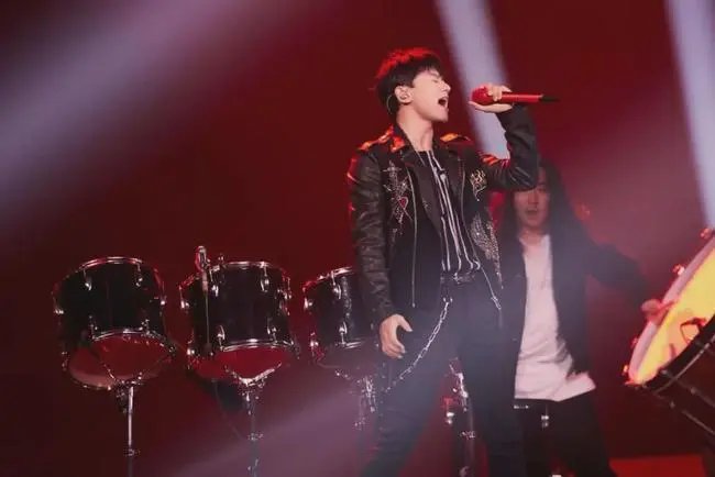 月光露营会：张杰站在宇航员掌心唱《天问》，你觉得他唱的怎么样？