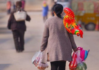 女子以看病为理由把妈妈带回外婆家探亲，真实情况是怎样的？