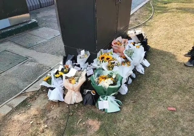 长沙学生送花悼念倒塌事故逝者，现场画面如何？