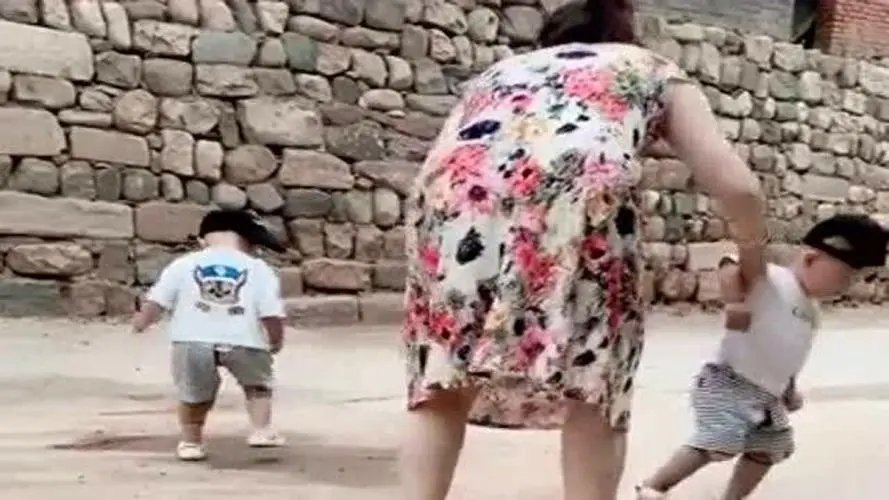 不容易!姥姥把双胞胎宝宝栓绳子上做饭,这一幕为何让人看着泪目?