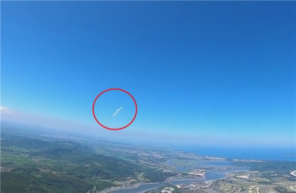 海南一男子跳伞时遇“胖五”火箭发射激动大喊，当时他的心情是怎样的？