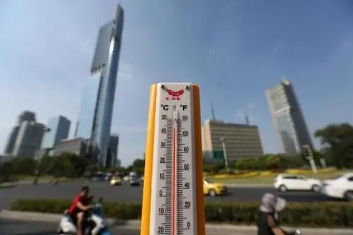 重庆高温把路都晒化了，热到没朋友的重庆你还想去吗？