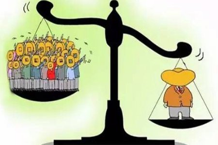 近日,重庆江北红石路一家必胜客门外忽然聚集了大批群众,到底发生了什么?