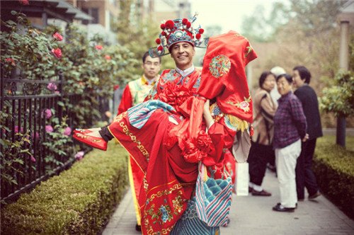 人大代表建议尽早取缔农村恶搞式婚闹，这种陋习该如何制止？