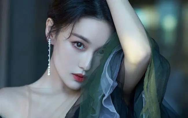 张馨予称梦见离世父亲引热议，你如何看待她的这番举动？