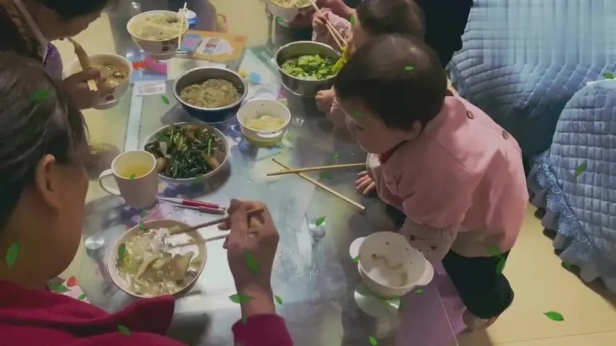 不容易!姥姥把双胞胎宝宝栓绳子上做饭,这一幕为何让人看着泪目?