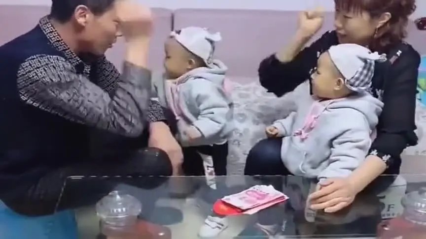 不容易！姥姥把双胞胎宝宝栓绳子上做饭，这一幕为何让人看着泪目？