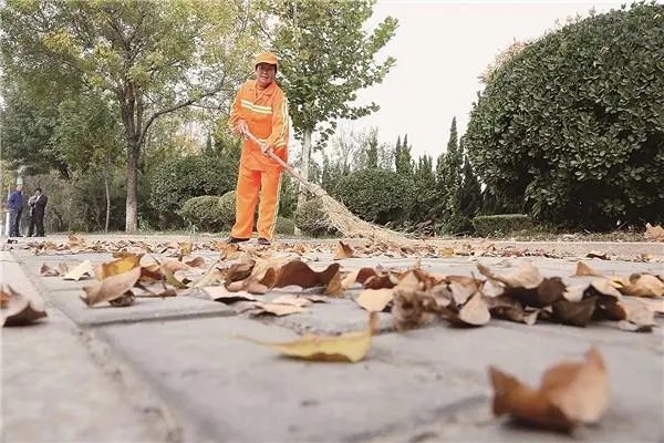 干7年工资1万多,四川七旬环卫工遭套补,此事该如何追责?