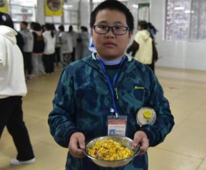 广西一学校食堂晚餐提供六菜一汤,采取自助式,收取的费用是否合理?