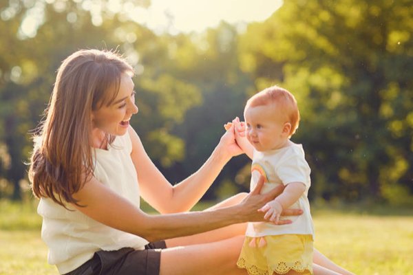 父母离异,从小就跟着母亲改嫁的女孩现在过的怎么样了?