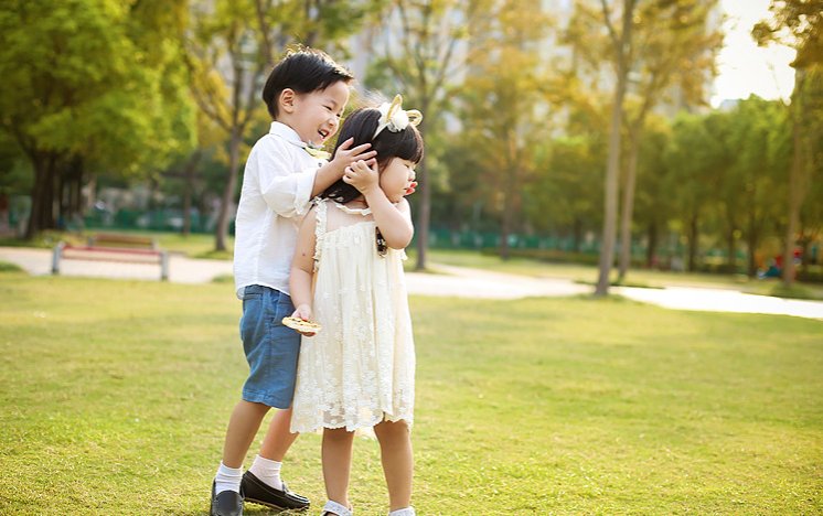 三岁哥哥敌视一岁妹妹，这是正常现象吗？