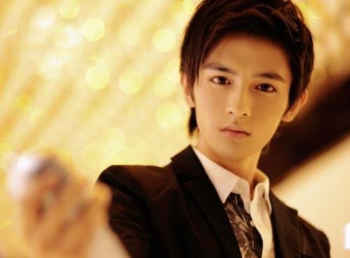 这个人是谁呢？请教一下各路大神！