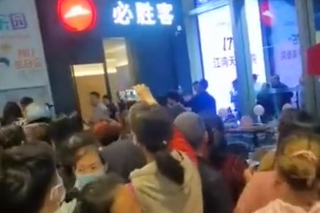 近日，重庆江北红石路一家必胜客门外忽然聚集了大批群众，到底发生了什么？