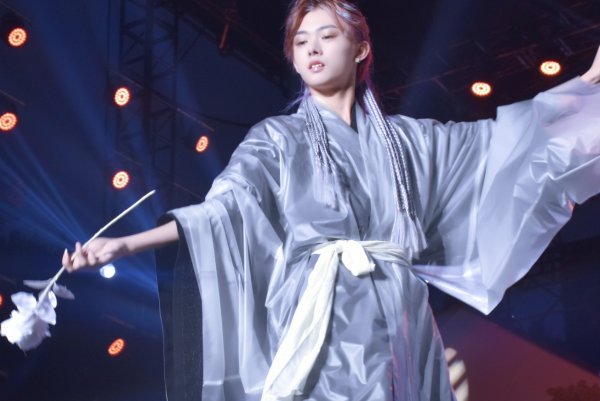 西湖汉服演员掉下舞台继续表演，如何评价演员的敬业精神？