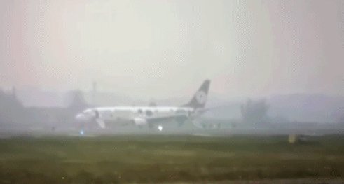 航班急降长沙，飞行中出现警情，亲历者讲述了哪些细节？