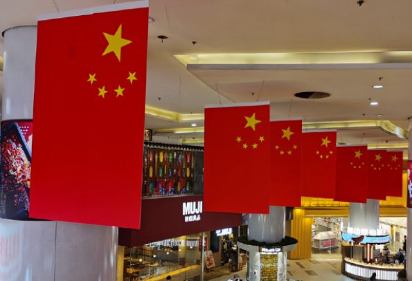 500平米巨幅国旗现身上海街头,你对这一幕有何感触?
