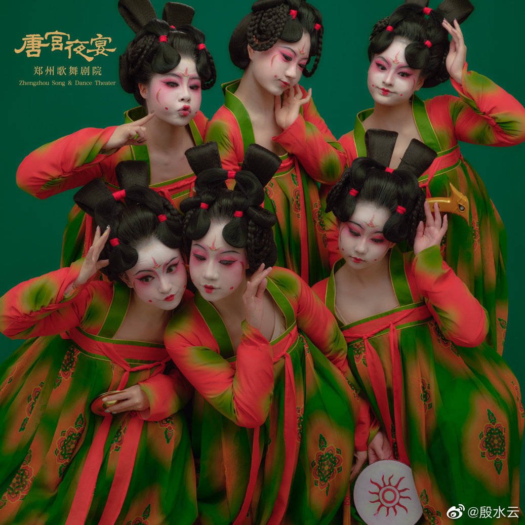 《唐宫夜宴》舞者打卡郑州地标,这个舞蹈美在哪里?
