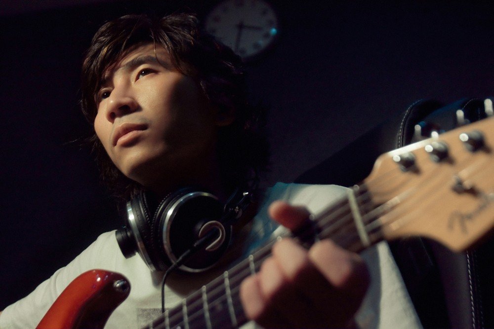 我们都只是一棵野草 随着风的方向去落脚 是什么歌