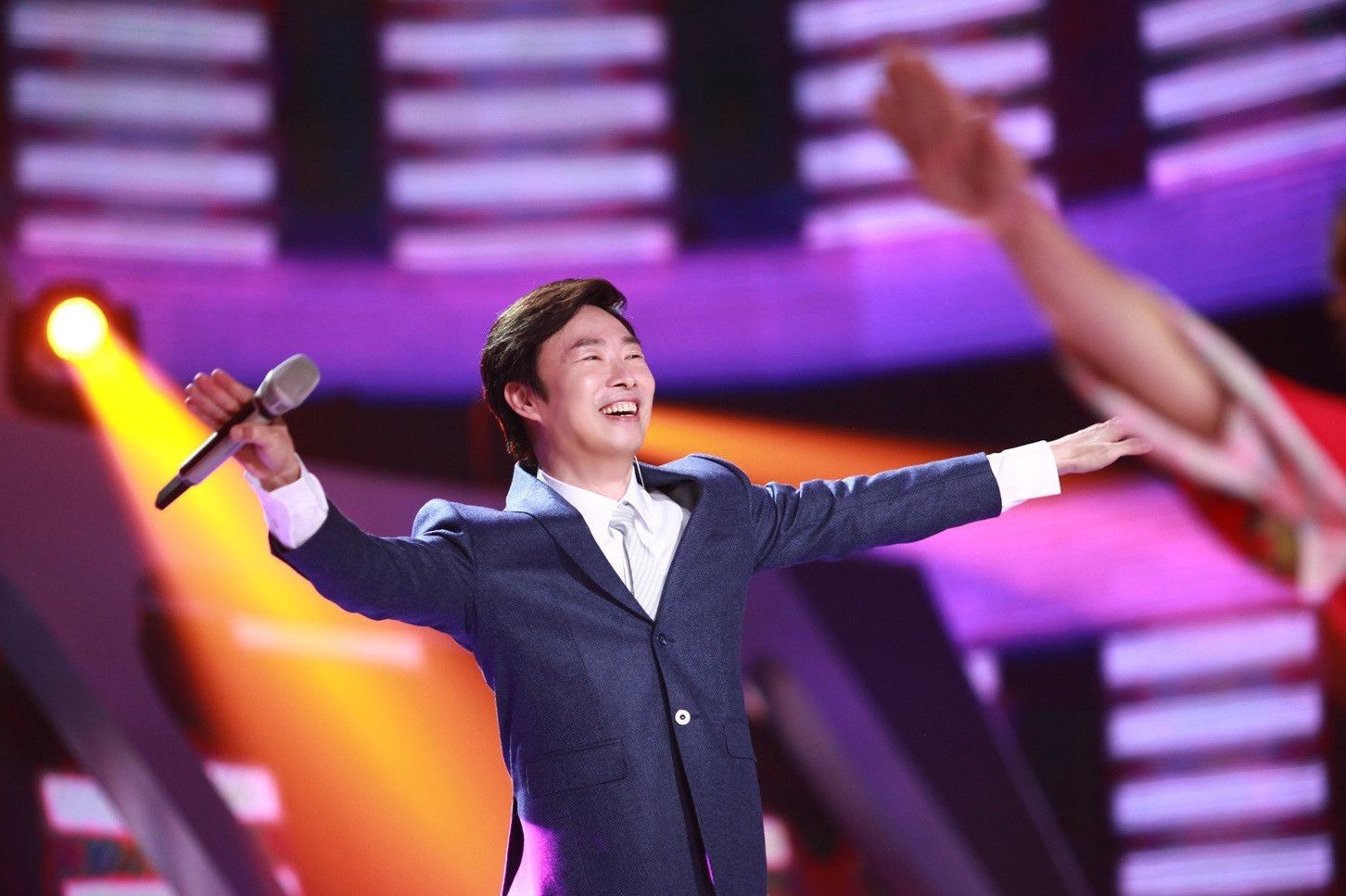 费玉清唱歌总是保持将头仰到45度角招牌动作，到底是为什么？