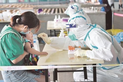 当大白遇到张国伟做核酸，热情邀请他再捅一下，他在生活中有多接地气？