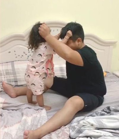 山东一父女俩照镜子,爸爸发愁女儿长得太像自己,你对此怎么看?