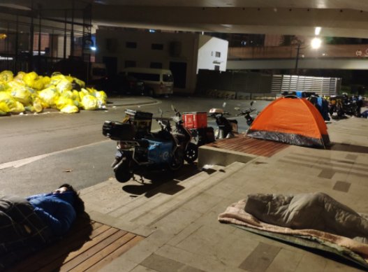 上海跑腿小哥讲述“日入过万”，背后的真相到底是什么？