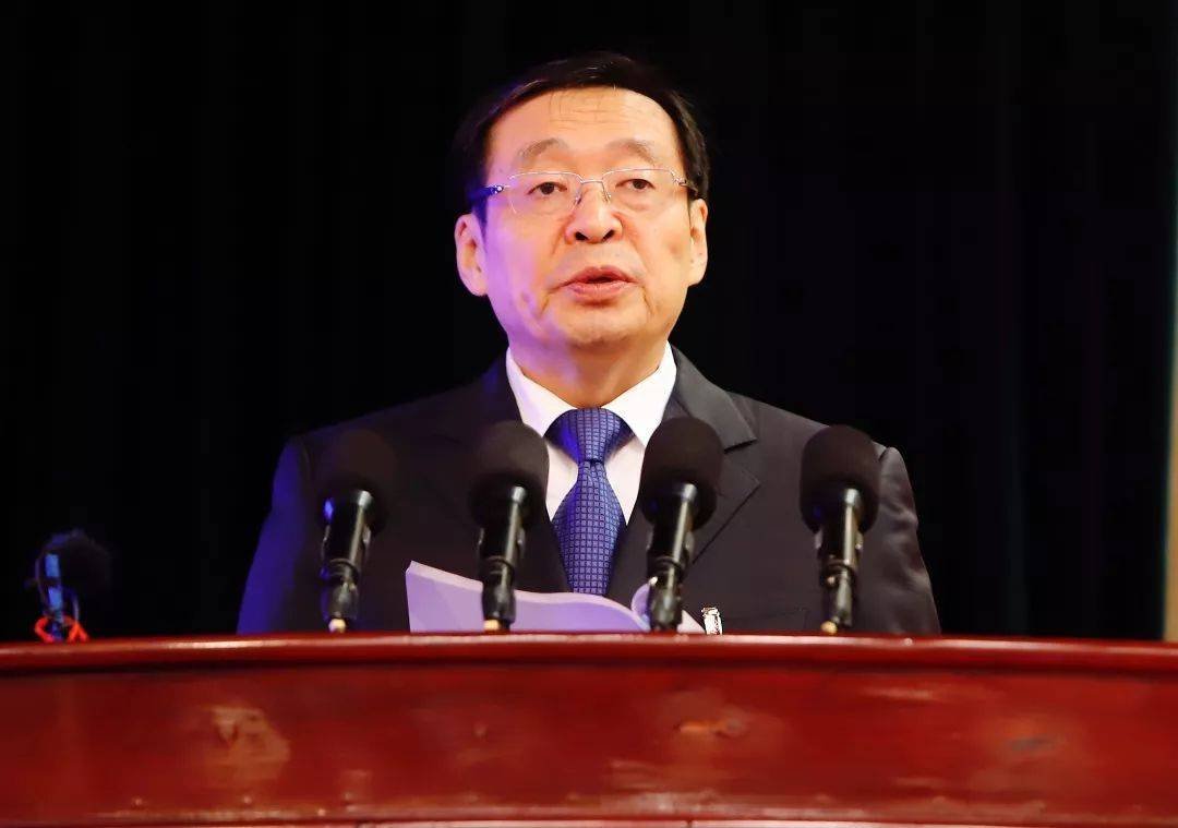 中石油的原副总裁凌霄主动投案，主动投案会从轻处罚吗？