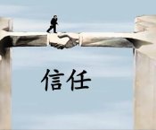 男孩没核酸结果被爸爸扔检票口,该男子的行为都有哪些不妥?