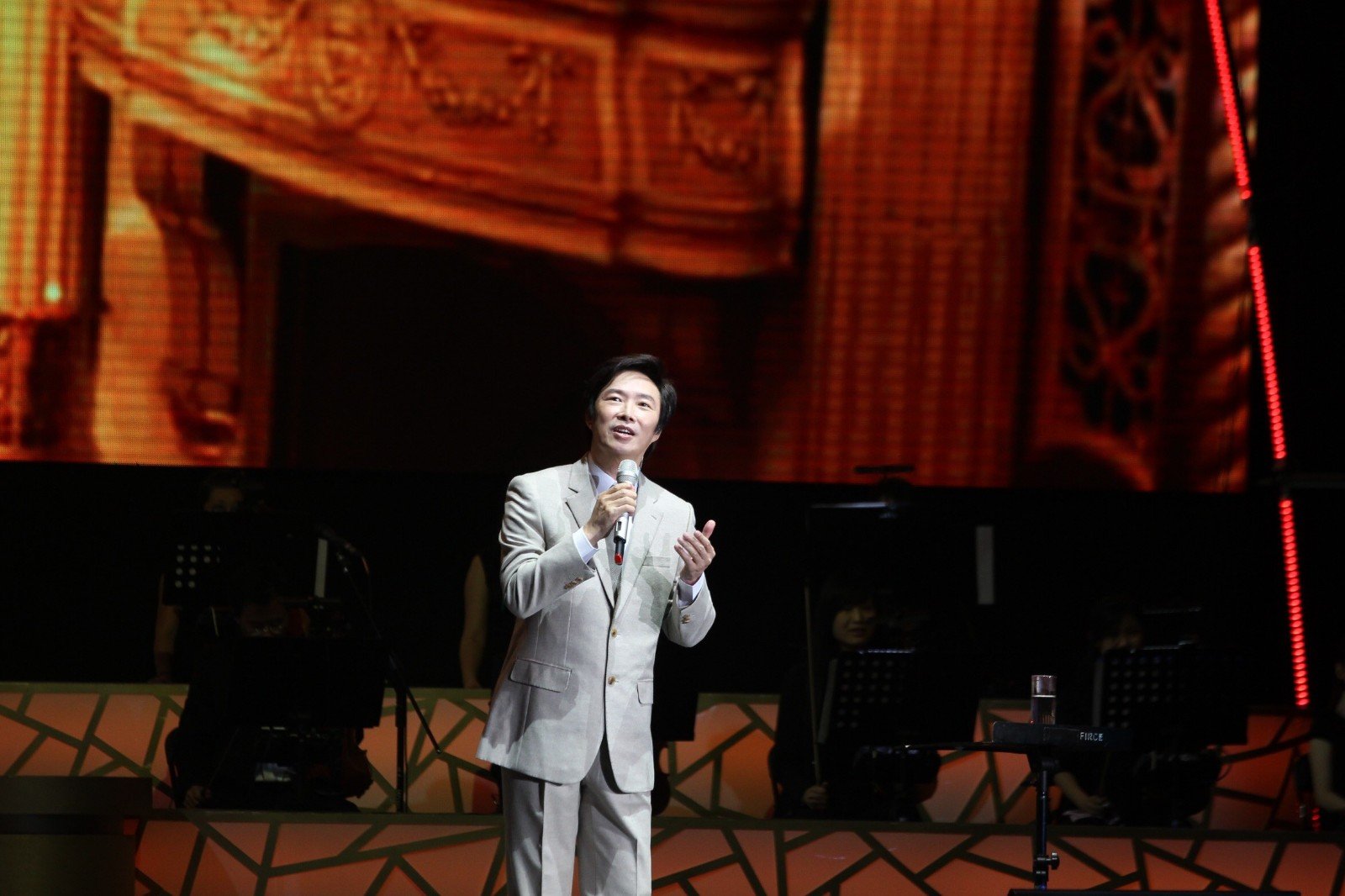 费玉清唱歌总是保持将头仰到45度角招牌动作，到底是为什么？