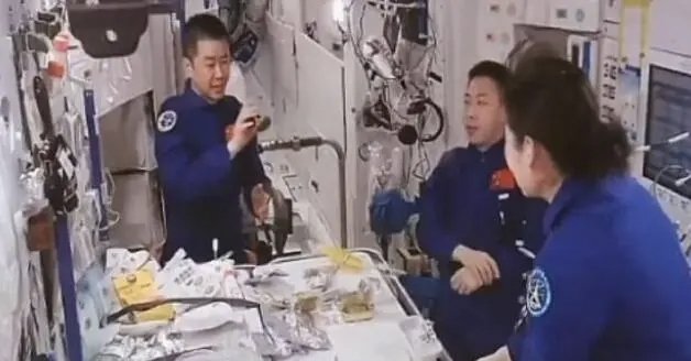 航天员在太空吃莲蓉馅月饼！在太空过中秋节是一种什么体验？