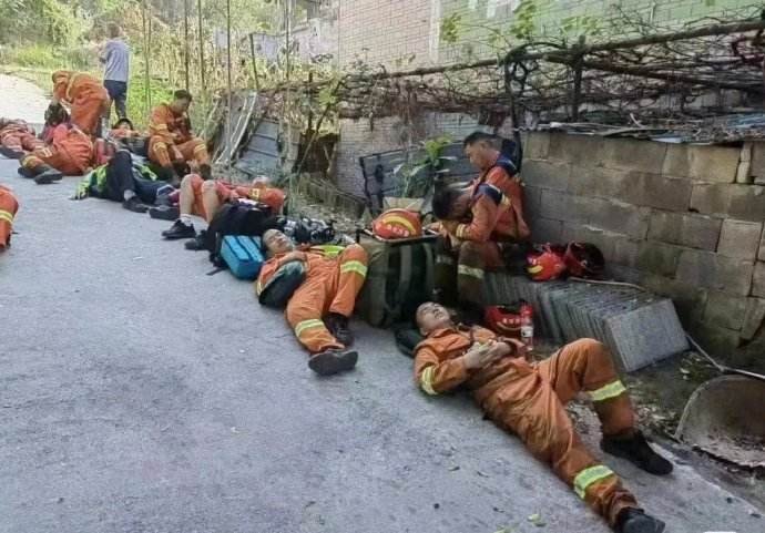 重庆妹儿热情无法挡火辣辣献吻消防员，当时的情况是怎样的？