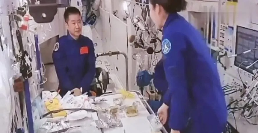 航天员在太空吃莲蓉馅月饼!在太空过中秋节是一种什么体验?