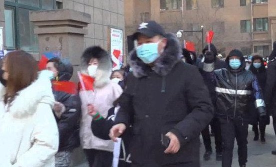 沈阳一小区居民扭秧歌庆祝解封，这么庆祝是否有点大题小作？