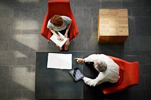 两个领导都想要拉拢我，这时候应该怎么选择？