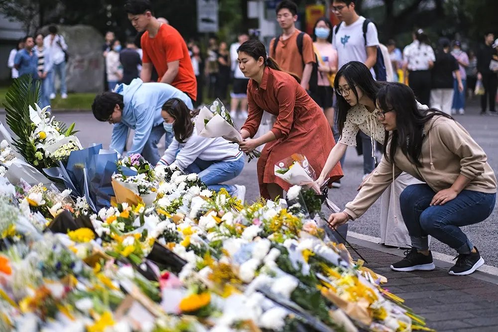 长沙学生送花悼念倒塌事故逝者，现场画面如何？