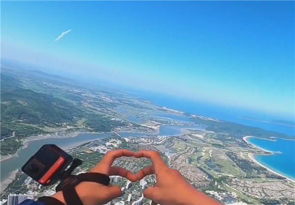 海南一男子跳伞时遇“胖五”火箭发射激动大喊，当时他的心情是怎样的？