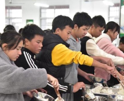 广西一学校食堂晚餐提供六菜一汤，采取自助式，收取的费用是否合理？