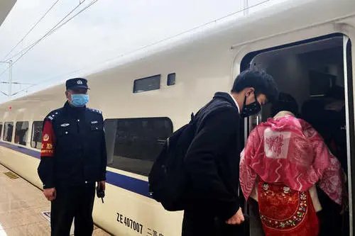 航班急降长沙，飞行中出现警情，亲历者讲述了哪些细节？