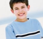 男孩没核酸结果被爸爸扔检票口,该男子的行为都有哪些不妥?