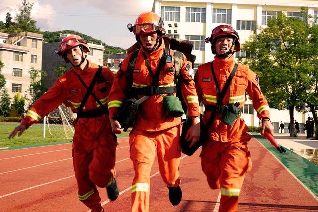 重庆妹儿热情无法挡火辣辣献吻消防员，当时的情况是怎样的？