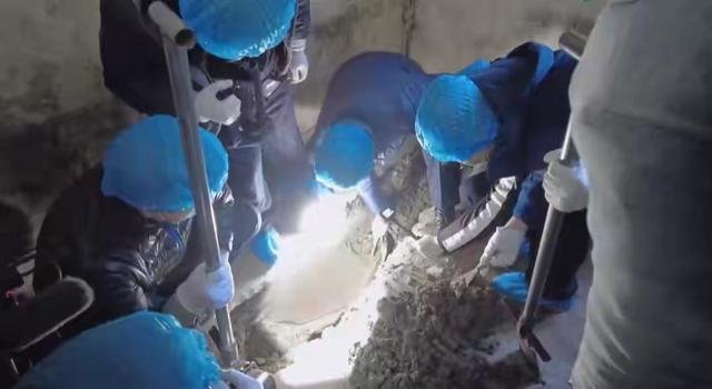 松江县女子被丈夫埋进自家水泥地里20年才发现，凶手的作案动机是什么？