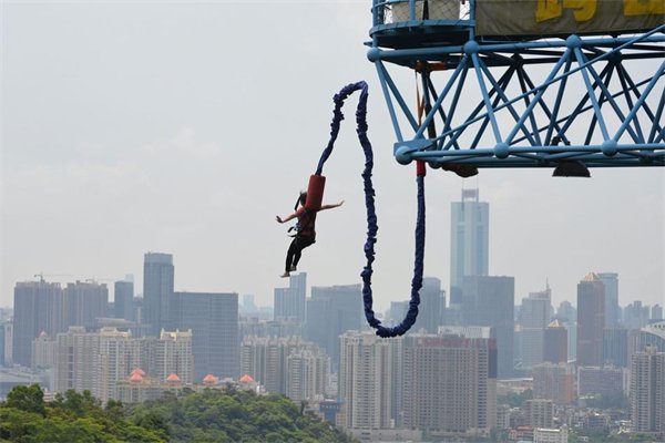 外国一女子蹦极时被断绳拖行致使毙命，谁该为她的死负责？