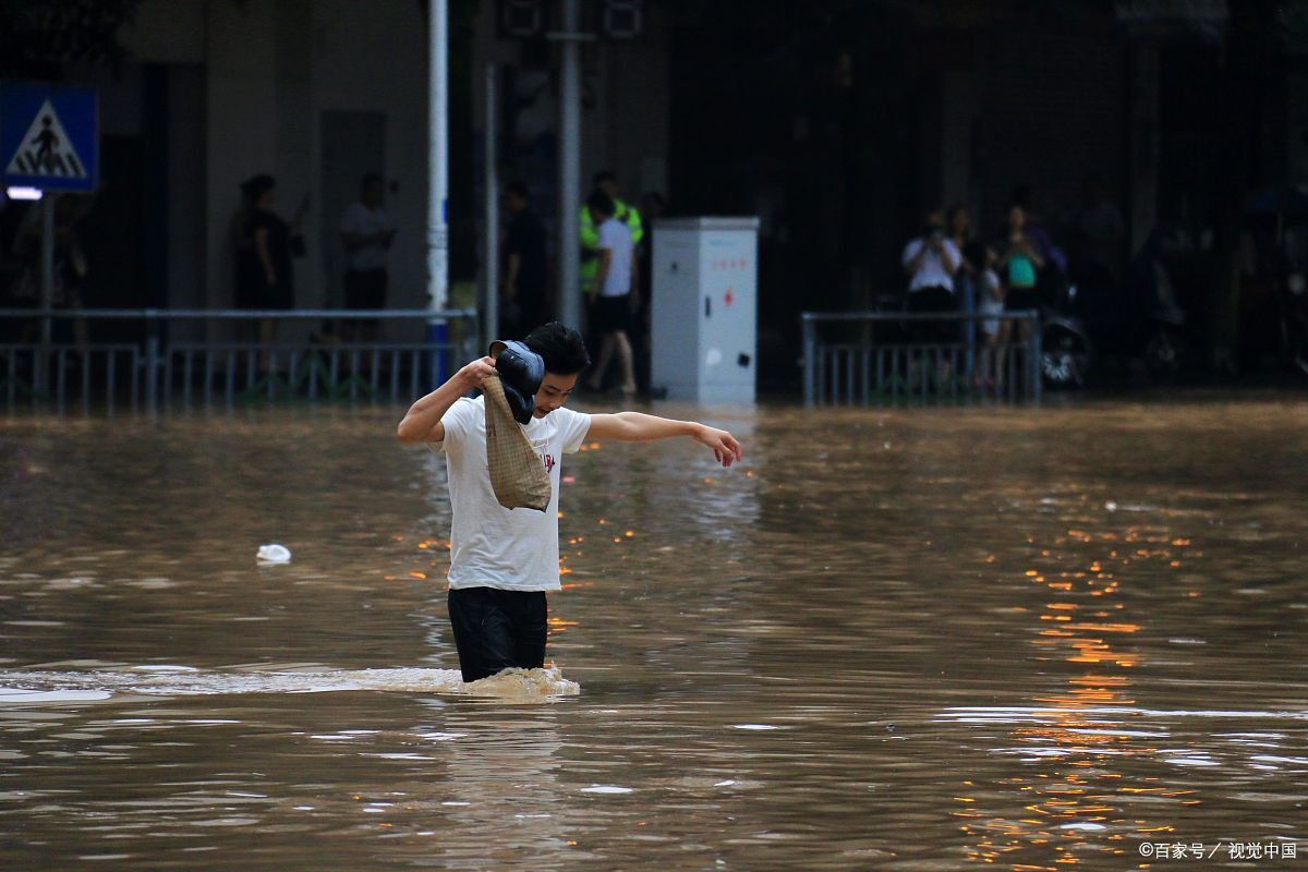 云南丘北暴雨,牛被吓得又叫又跳,遭遇暴雨该如何避险?