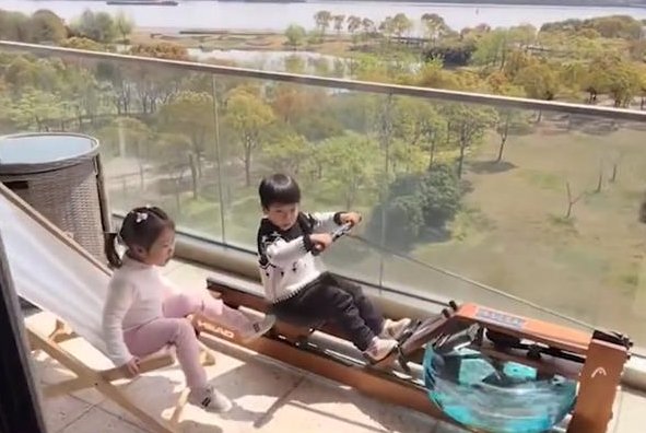 上海一家庭在阳台划船露营野餐，面对疫情我们应当用怎样的态度对待？