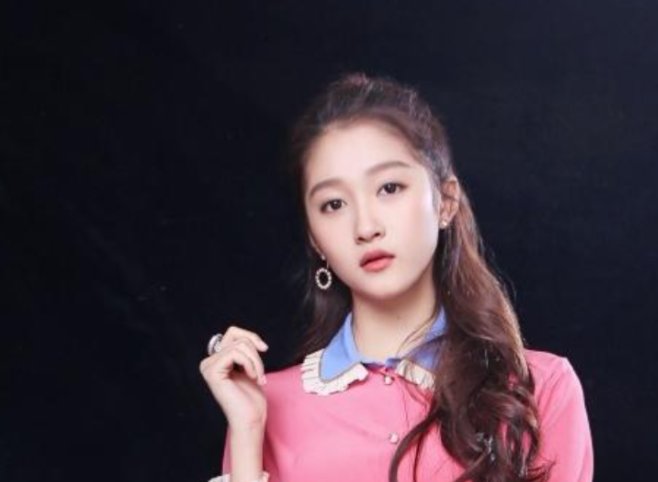 关晓彤的背景是什么？