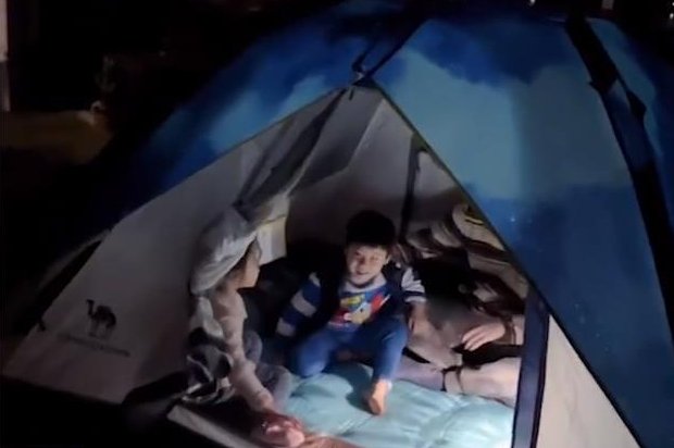 上海一家庭在阳台划船露营野餐,面对疫情我们应当用怎样的态度对待?