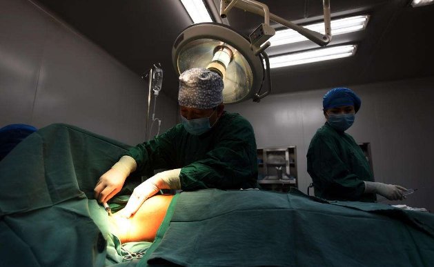 男孩去整形结果变丰胸？