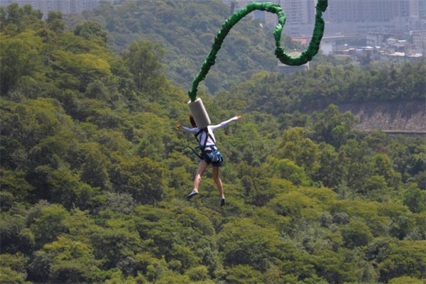 外国一女子蹦极时被断绳拖行致使毙命，谁该为她的死负责？