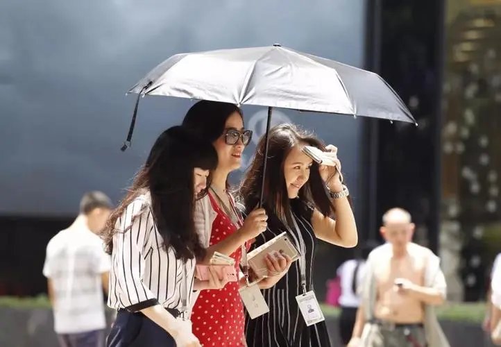 重庆高温把路都晒化了，热到没朋友的重庆你还想去吗？