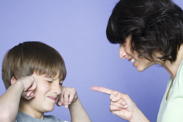 父母离异，从小就跟着母亲改嫁的女孩现在过的怎么样了？